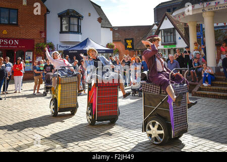 South Woodham Ferrers, UK. 20. September 2015. Die weltweit erste und nur einkaufen Display Danceteam, Oma Turismo, führen in South Woodham Ferrers Stadtzentrum entfernt. Bildnachweis: Gordon Scammell/Alamy Live-Nachrichten Stockfoto