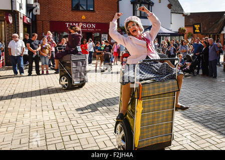 South Woodham Ferrers, UK. 20. September 2015. Die weltweit erste und nur einkaufen Display Danceteam, Oma Turismo, führen in South Woodham Ferrers Stadtzentrum entfernt. Bildnachweis: Gordon Scammell/Alamy Live-Nachrichten Stockfoto