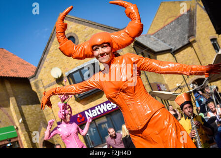 South Woodham Ferrers, UK. 20. September 2015. Eines der farbenfrohen Candy Coloured Stelzenläufer in South Woodham Ferrers Innenstadt durchführen. Bildnachweis: Gordon Scammell/Alamy Live-Nachrichten Stockfoto