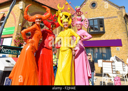 South Woodham Ferrers, UK. 20. September 2015. Jo Peacock und ihre atemberaubend bunten Kohorten gekleidet als Candy Coloured Stelzenläufer in South Woodham Ferrers Innenstadt durchführen. Bildnachweis: Gordon Scammell/Alamy Live-Nachrichten Stockfoto