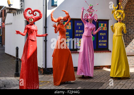 South Woodham Ferrers, UK. 20. September 2015. Jo Peacock und ihre atemberaubend bunten Kohorten gekleidet als Candy Coloured Stelzenläufer in South Woodham Ferrers Innenstadt durchführen. Bildnachweis: Gordon Scammell/Alamy Live-Nachrichten Stockfoto