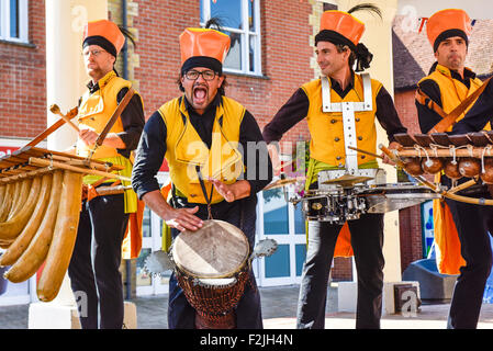 South Woodham Ferrers, UK. 20. September 2015. Die spektakuläre La Complet "Malinke aus Frankreich auf dem Musikpavillon in South Woodham Ferrers Stadtzentrum. Credit: Gordon Scammell/Alamy leben Nachrichten Stockfoto