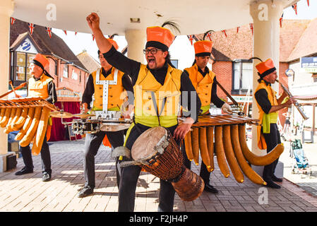 South Woodham Ferrers, UK. 20. September 2015. Die spektakuläre La Complet "Malinke aus Frankreich auf dem Musikpavillon in South Woodham Ferrers Stadtzentrum. Credit: Gordon Scammell/Alamy leben Nachrichten Stockfoto