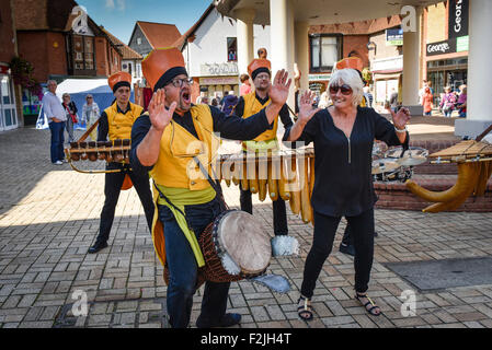 South Woodham Ferrers, UK. 20. September 2015. Ein begeisterter Linda aus Wickford ist davon überzeugt, die bunten Musiker von La Complet mitmachen "1880Mandingue in South Woodham Ferrers Stadtzentrum entfernt. Bildnachweis: Gordon Scammell/Alamy Live-Nachrichten Stockfoto