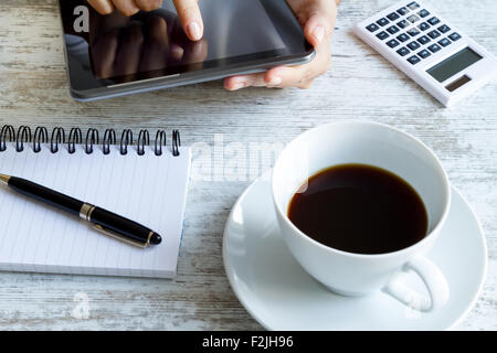 Mit Hilfe der Tablets inzwischen Kaffee trinken Stockfoto