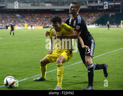 Washington, DC, USA. 19. Sep, 2015. 20150919 - Columbus Crew SC-Verteidiger Michael Parkhurst (4) verhindert, erreicht dem Ball in der ersten Hälfte im RFK Stadium in Washington D.C. United Mittelfeldspieler Perry Kitchen (23). Mannschaft-SC besiegt Vereinigte, 2: 1. © Chuck Myers/ZUMA Draht/Alamy Live-Nachrichten Stockfoto