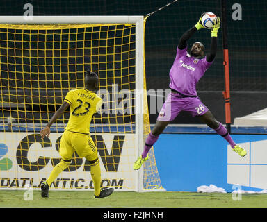 Washington, DC, USA. 19. Sep, 2015. 20150919 - D.C. United Torwart Bill Hamid (28) erhebt, einen Pass zu Columbus Crew SC vorwärts Kei Kamara (23) im ersten Halbjahr ein MLS-Spiel im RFK Stadium in Washington abzufangen. Mannschaft-SC besiegt Vereinigte, 2: 1. © Chuck Myers/ZUMA Draht/Alamy Live-Nachrichten Stockfoto