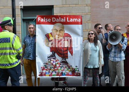 Dalai Lama und Mitglieder der Shugden Gemeinschaft Protest Dalai Lama besuchen London 2015 Stockfoto