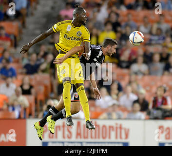 Washington, DC, USA. 19. Sep, 2015. 20150919 - Columbus Crew SC vorwärts Kei Kamara (23), links, und D.C. United Verteidiger Steve Birnbaum (15), zurück, Kampf um einen Kopf Ball in der ersten Hälfte im RFK Stadium in Washington. Mannschaft-SC besiegt Vereinigte, 2: 1. © Chuck Myers/ZUMA Draht/Alamy Live-Nachrichten Stockfoto