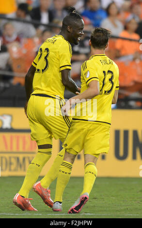 Washington, DC, USA. 19. Sep, 2015. 20150919 - Columbus Crew SC feiert vorwärts Kei Kamara (23) mit Teamkollege Ethan Finlay (13), nach seinem Tor gegen D.C. United in der zweiten Hälfte im RFK Stadium in Washington. Mannschaft-SC besiegt Vereinigte, 2: 1. © Chuck Myers/ZUMA Draht/Alamy Live-Nachrichten Stockfoto