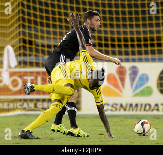 Washington, DC, USA. 19. Sep, 2015. 20150919 - D.C. United Verteidiger Steve Birnbaum (15), schlägt zurück, Columbus Crew SC vorwärts Kei Kamara (23) das Spielfeld in der ersten Hälfte im RFK Stadium in Washington. Mannschaft-SC besiegt Vereinigte, 2: 1. © Chuck Myers/ZUMA Draht/Alamy Live-Nachrichten Stockfoto