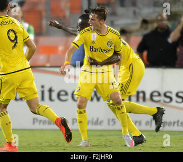 Washington, DC, USA. 19. Sep, 2015. 20150919 - Columbus Crew SC Mittelfeldspieler Ethan Finlay (13) feiert mit Teamkollegen nach seinem Tor gegen D.C. United in der ersten Hälfte im RFK Stadium in Washington. Mannschaft-SC besiegt Vereinigte, 2: 1. © Chuck Myers/ZUMA Draht/Alamy Live-Nachrichten Stockfoto