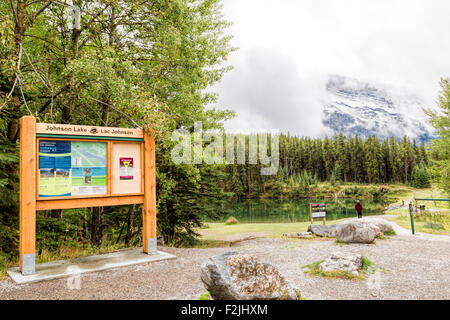 Holzschild und Schwarzes Brett an Johnson Lake oder Lac Johnson, Banff Nationalpark, Rocky Mountains, Alberta, Kanada, Nordamerika. Stockfoto