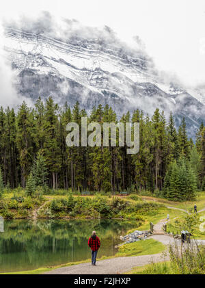 Wandern entlang Johnson See mit Steg, Banff Nationalpark, Rocky Mountains, Alberta, Kanada, Nordamerika. Stockfoto