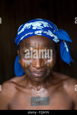 Benin, Westafrika, Onigbolo Isaba, Holi Stamm Frau mit traditionellen Gesichts-Tätowierungen und Narben bedeckt Stockfoto