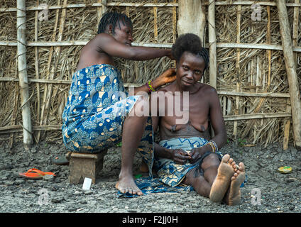 Benin, Westafrika, Onigbolo Isaba, Friseur zu Hause in Holi Stamm Stockfoto