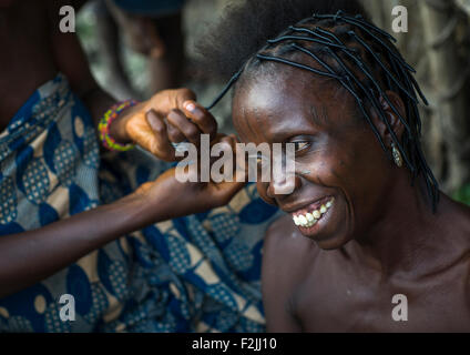 Benin, Westafrika, Onigbolo Isaba, Friseur zu Hause in Holi Stamm Stockfoto