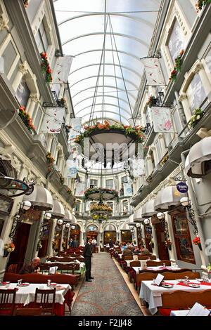 Foto aus der "Çiçek Pasaji" ("Blume-Passage") auf der Istiklal Caddesi ("Caddesi"), Beyoglu, Istanbul Stockfoto