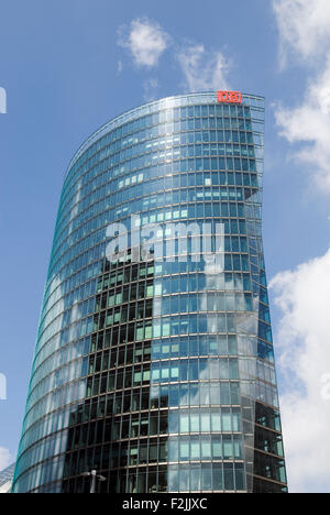 Deutschland-Berlin-DB-Tower am Potsdamer Platz. Detail der Fassade mit Logo Hauptsitz der Deutschen Bahn Stockfoto