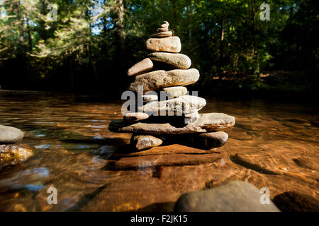 River Rock Cairns - Davidson River, Pisgah National Forest - Brevard, North Carolina USA Stockfoto