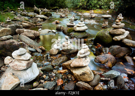 River Rock Cairns - in der Nähe von Daniels Ridge, Pisgah National Forest - Brevard, North Carolina USA Stockfoto