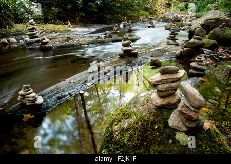 River Rock Cairns - in der Nähe von Daniels Ridge, Pisgah National Forest - Brevard, North Carolina USA Stockfoto