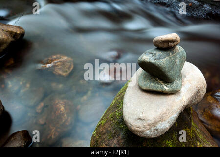 River Rock Cairns - in der Nähe von Daniels Ridge, Pisgah National Forest - Brevard, North Carolina USA Stockfoto