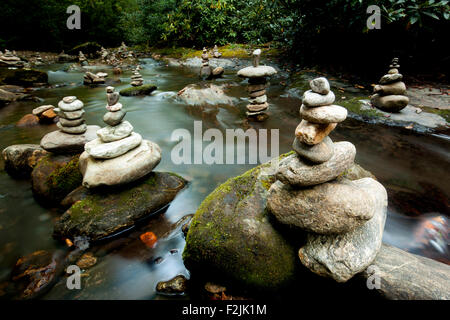 River Rock Cairns - in der Nähe von Daniels Ridge, Pisgah National Forest - Brevard, North Carolina USA Stockfoto