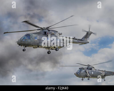 Yeovilton, UK 11. Juli 2015: Royal Navy Hubschrauber fliegen bei Yeovilton Air Tag. Stockfoto