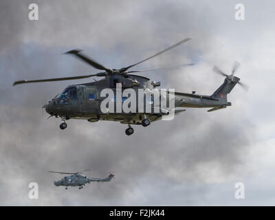 Yeovilton, UK 11. Juli 2015: königliche Marine Merlin Hubschrauber fliegen bei Yeovilton Air Tag. Stockfoto