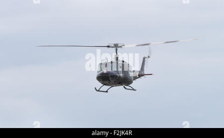 Yeovilton, UK 11. Juli 2015: Vintage Bell "Huey" Hubschrauber fliegen bei Yeovilton Air Tag. Stockfoto