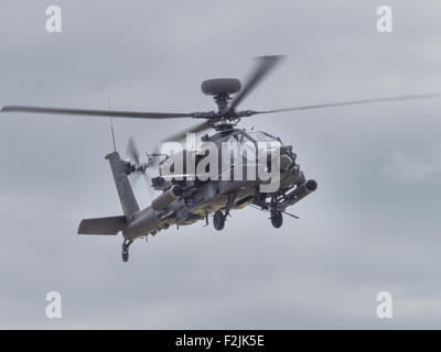 Yeovilton, UK 11. Juli 2015: Apache-Hubschrauber fliegen bei Yeovilton Air Tag. Stockfoto