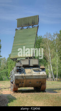 Mobile Radarstation auf Position am Waldrand Stockfoto