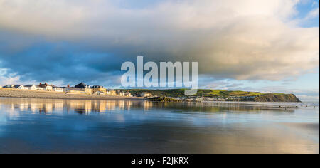 Reflexionen an Borth bei Ebbe. Stockfoto