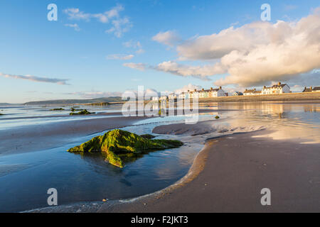 Reflexionen an Borth bei Ebbe. Stockfoto