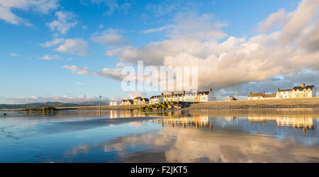 Reflexionen an Borth bei Ebbe. Stockfoto