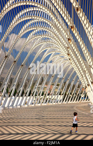 Kleiner Junge läuft in der "Agora" auf das Olympiagelände von Athen, wo die Olympischen Spiele 2004 stattfand. Stockfoto