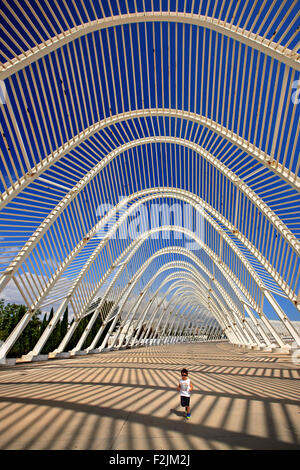 Kleiner Junge läuft in der "Agora" auf das Olympiagelände von Athen, wo die Olympischen Spiele 2004 stattfand. Stockfoto