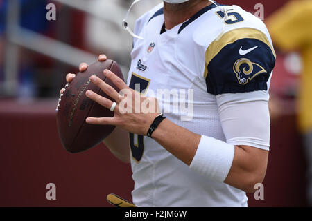 Landover, MD, USA. 20. September 2015. St. Louis Rams Quarterback Nick Foles (5) trägt einen Ehering beim Aufwärmen vor dem Matchup zwischen den St. Louis Rams und den Washington Redskins bei FedEx Field in Landover, Maryland. © Cal Sport Media/Alamy Live News Bildnachweis: Cal Sport Media/Alamy Live-Nachrichten Stockfoto