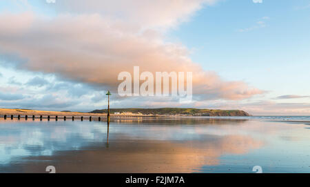 Reflexionen an Borth bei Ebbe. Stockfoto