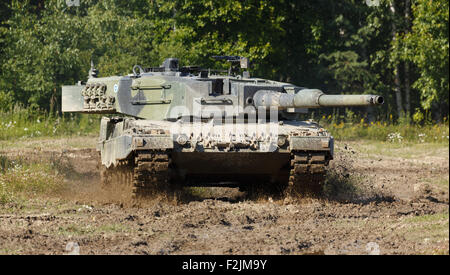 In Deutschland hergestellte Leopard 2 A4 Kampfpanzer der finnischen Armee in eine Anzeige bei der gepanzerten Brigade in Parola präsentiert wird. Stockfoto