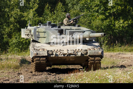 In Deutschland hergestellte Leopard 2 A4 Kampfpanzer der finnischen Armee in eine Anzeige bei der gepanzerten Brigade in Parola präsentiert wird. Stockfoto