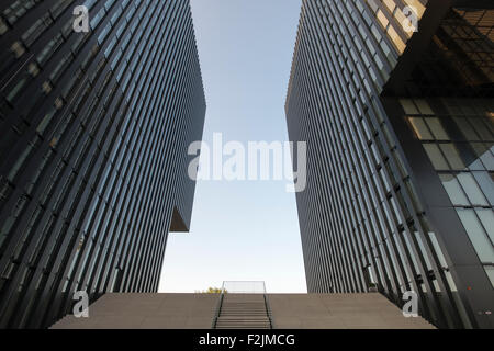 Zwischen den beiden Türmen des Hyatt Hotels im Medienhafen Düsseldorf NRW Deutschland Europa Stockfoto