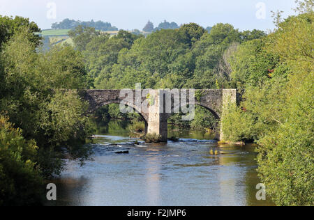 Stein-Straßenbrücke über den Fluss Usk in der Nähe von Brecon, Wales Stockfoto