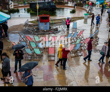 Ein regnerisch Zauber durch die Punch & Judy Schau Banksy Dismaland in Weston Super Mare UK Stockfoto