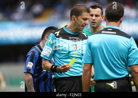 Verona, Italien. 20. September 2015. Schiedsrichter Paolo Tagliavento zeigen gelbe Cadr während der italienischen Serie A-Fußball-match zwischen AC Chievo Verona V FC Inter Mailand Bentegodi Stadium am 20. September 2015. Bildnachweis: Andrea Spinelli/Alamy Live-Nachrichten Stockfoto