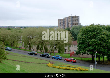 Glasgow, Schottland. 20. September 2015. Abriss von Hochhäusern in Tarfside Oval, Glasgow bei ungefähr 12:17 am Sonntag, 20. September 2015 gesteuert. Drei Hochhäuser sind durch Sprengstoff, mit dem vierten Block abgebaut von reichweitenstarken Bagger aufgrund der Nähe zum benachbarten Eigenschaften zurückgeführt. Bildnachweis: Robert Graham/Alamy Live-Nachrichten Stockfoto