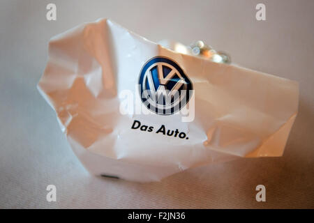 Dresden, Deutschland. 25. März 2014. Datei - ILLUSTRATION - ein Datei-Bild am 20. September 2015 zur Verfügung gestellt zeigt Schokolade Geschenkpapier mit dem Firmenlogo des deutschen Automobilherstellers Volkswagen und der Schriftzug "Das Auto" (lit.) Das Auto) während einer Pressekonferenz in Dresden, Deutschland, 25. März 2014. Volkswagen ist mit Blick auf mögliche Geldstrafen in den Vereinigten Staaten für eine angebliche Verletzung des Clean Air Act. Foto: Arno Burgi/Dpa/Alamy Live-Nachrichten Stockfoto