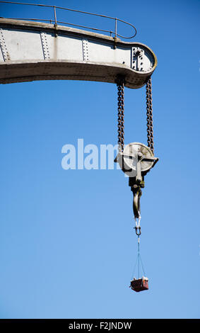 Fairbairn Dampf Kran auf Bristols schwimmenden Hafen abholen einen Korb von Teddybären, während das Hafenfest Bristol UK Stockfoto