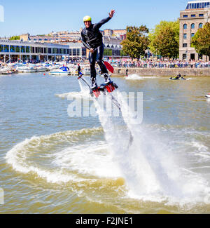 Flyboard Demonstration in Bristol ist Hafen in das jährliche Hafenfest schweben. Stockfoto